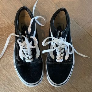 Old Skool Black and White low top Vans Size 8
